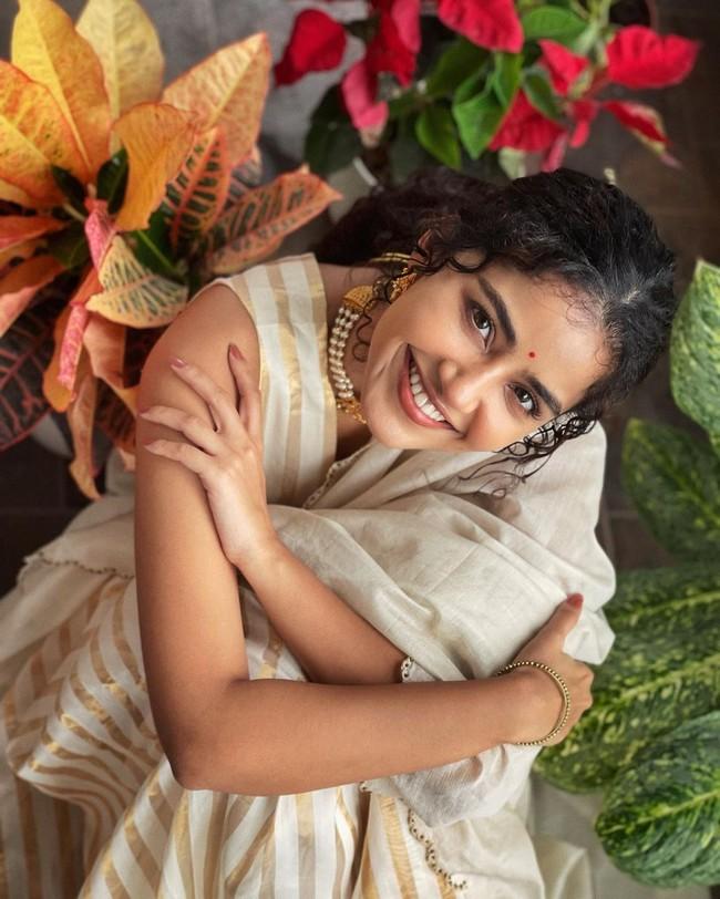 Anupama Parameswaran Looks Awesome In White Saree Telugu Rajyam Photos